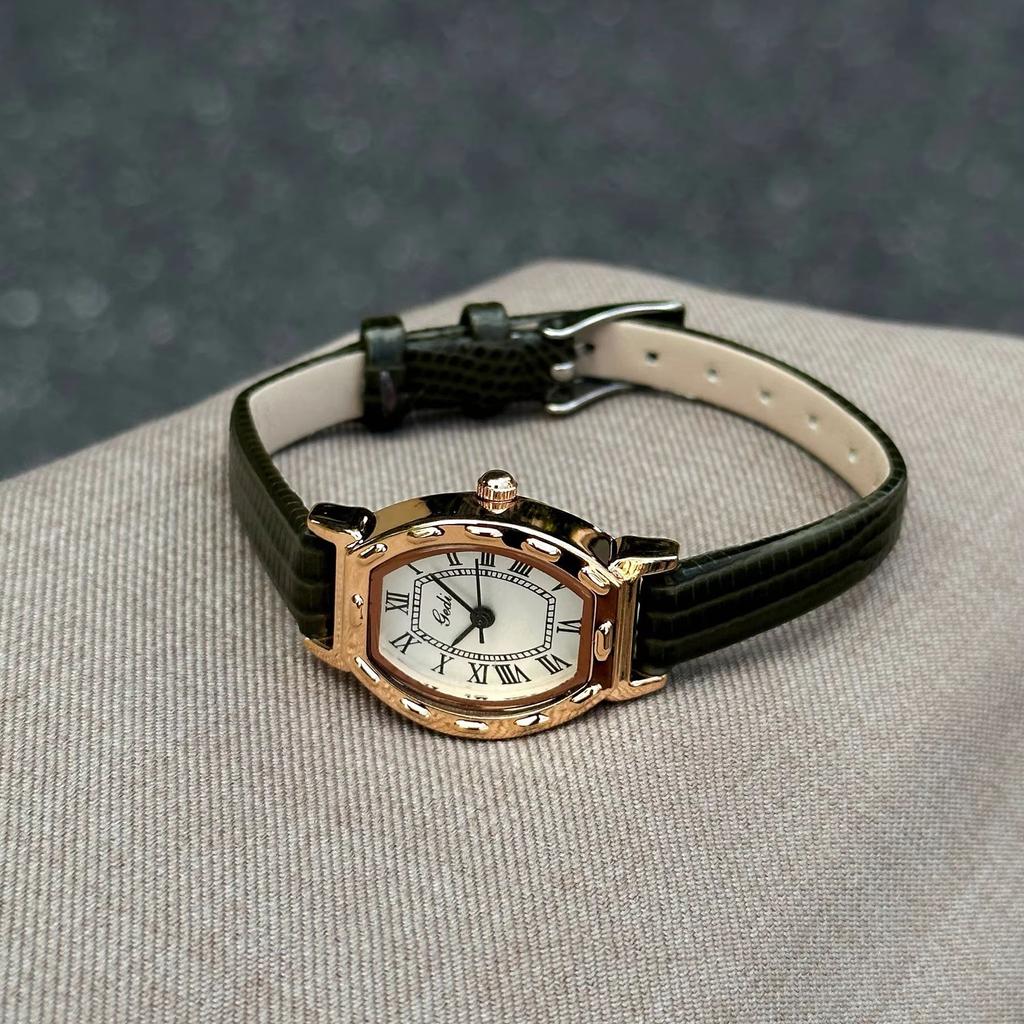 Vintage Roman Numeral Quartz Women Watch Leather Strap Ladies Wristwatch Retro Barrel Dial Elegant Dress Watches Daily Gift