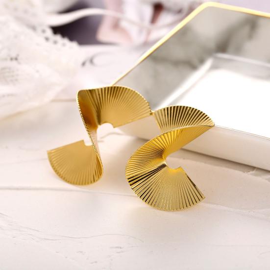 Богемные изящные золотые серьги с большими листьями-бабочками. Большие изящные золотые серьги-капли нерегулярной спирали с веерными листьями. Массивные очаровательные серьги. Ювелирные изделия в стиле панк.