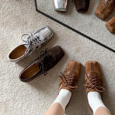 2025 корейская версия повседневных туфель-лодочек с носком-пятачком, спортивная обувь, женские новые лоферы на среднем каблуке, студенческие туфли с мелким вырезом на шнуровке