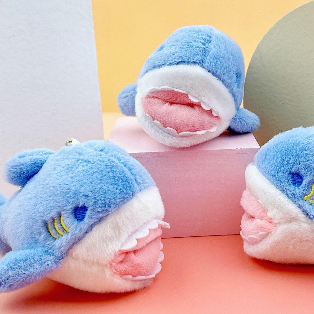 Очаровательный плюшевый брелок-шарм в виде акулы, кусающей руку