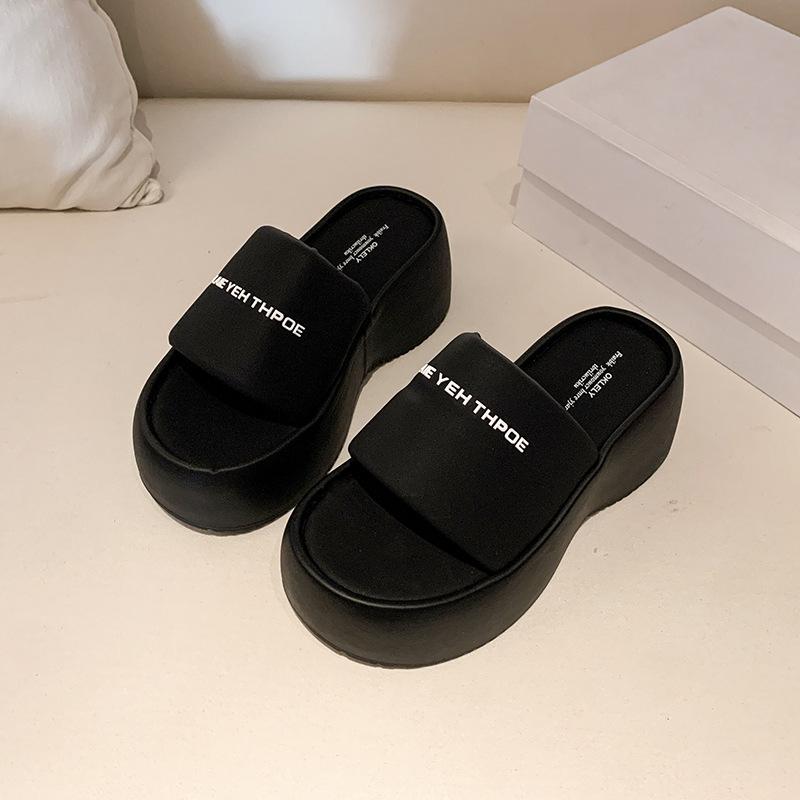 Шлепанцы на толстой подошве с надписью-буквой женские 2025 новые с небольшой высотой подъема удобные и легкие простые сандалии на одном ремешке