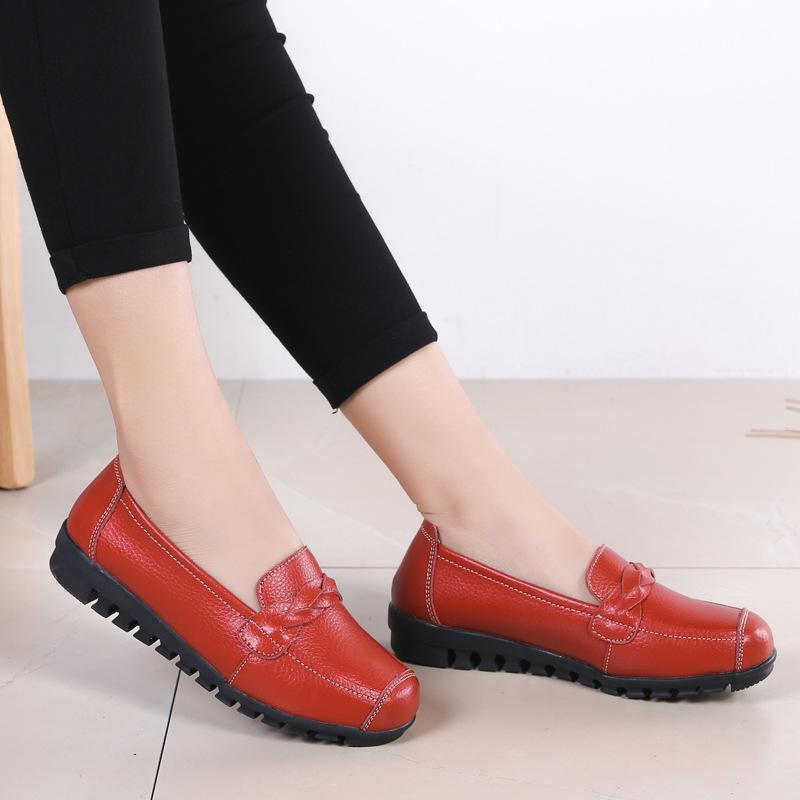 Обувь для мам, кожаная обувь для пожилых женщин с мягкой подошвой, удобные туфли на плоской подошве на танкетке