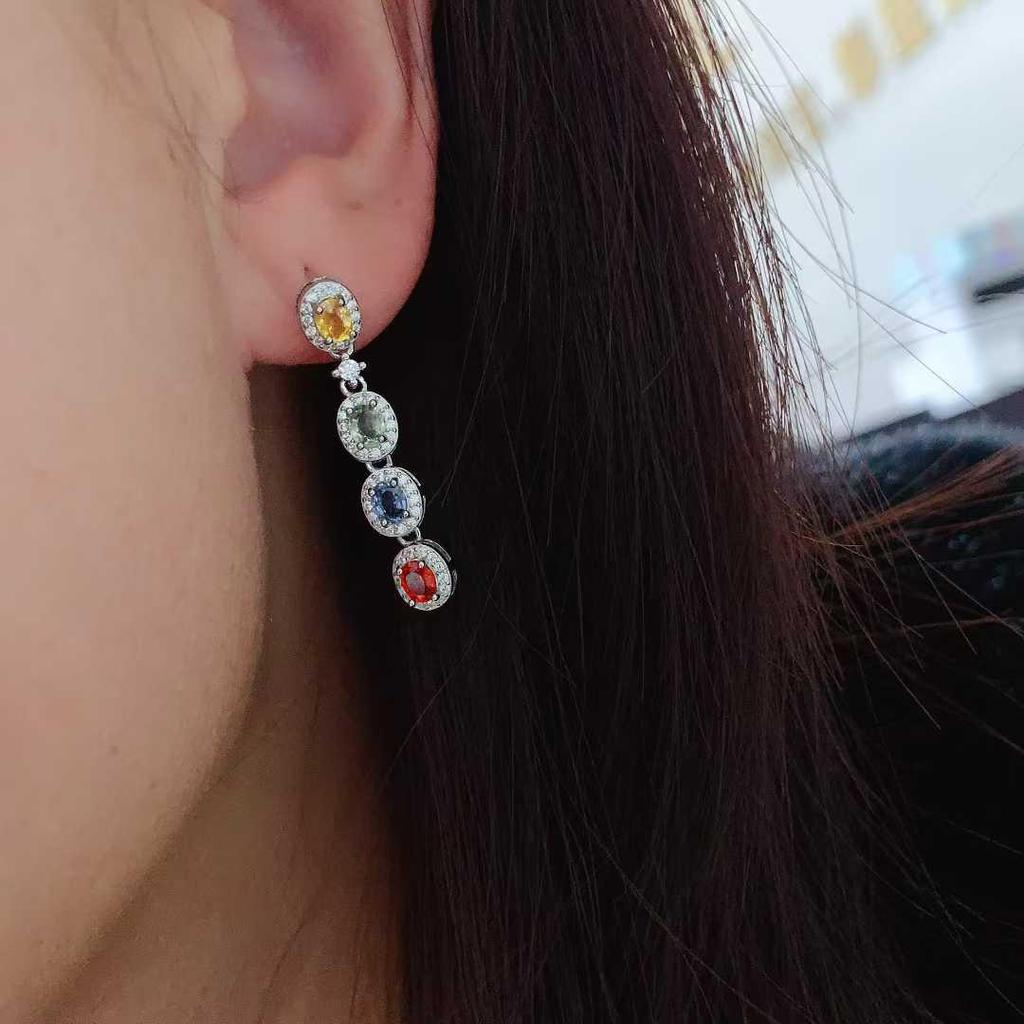 Серьги из серебра 925 пробы с сапфирами: Роскошный дизайн с ощущением высокого качества, серьги-гвоздики и серьги-подвески с цветными драгоценными камнями из коллекции Bustling.