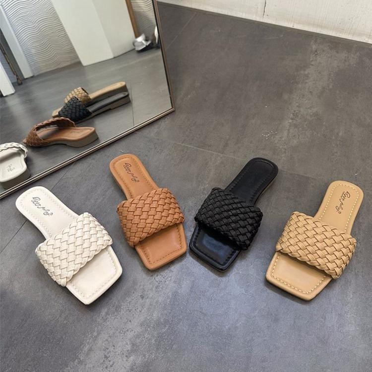 Однословные тапочки женские носят на плоской подошве с французским настроением летом 2025 года тайские сандалии женские пляжные пляжный отпуск