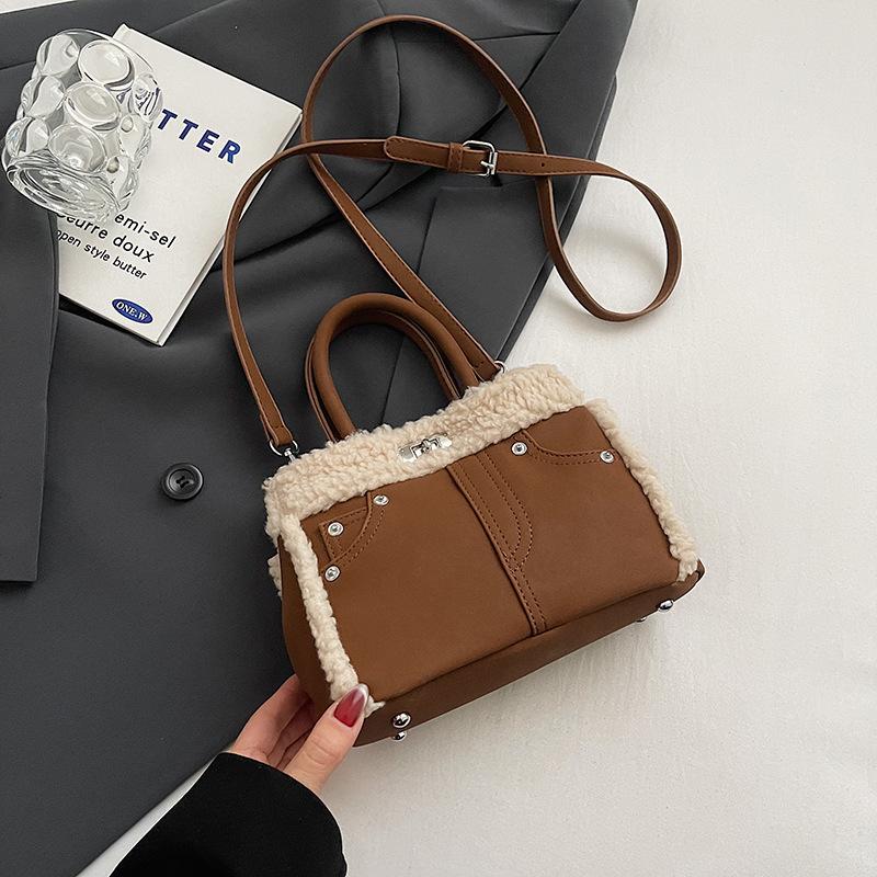 Осенне-зимняя ретро сумка-тоут из овечьей шерсти для женщин 2025 новая на плечо, сумка-мессенджер, высококачественная пушистая портативная сумка-ведро