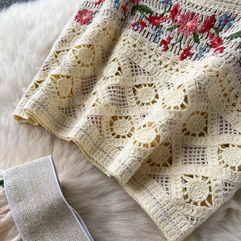 Корейская версия маленького свежего костюма Женский короткий вязаный топ-майка с вырезами для ношения снаружи Сетчатая юбка с вышивкой Двойка