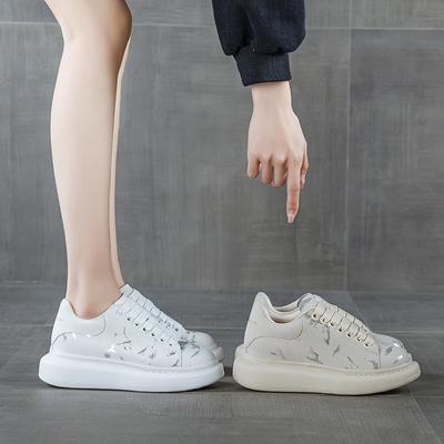 Кожаные кеды женские на четыре сезона, новые, с граффити-принтом, на толстой подошве, увеличивающие рост, легкие, повседневные, универсальные белые кеды