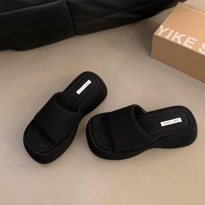 Крутые шлепанцы на толстой подошве с увеличением роста для летней женской одежды, новые нескользящие шлепанцы на одном ремешке с юбкой, пляжные сандалии