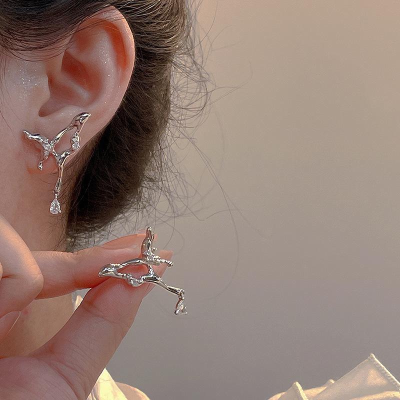 Y2K стильные нерегулярные серьги-гвоздики в форме бабочки женские полые цирконы из жидкого металла, индивидуальные очаровательные аксессуары, модные ювелирные изделия