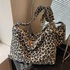 Вместительная повседневная и стильная сумка на одно плечо с леопардовым принтом, сумка-тоут под мышкой и модная сумка через плечо