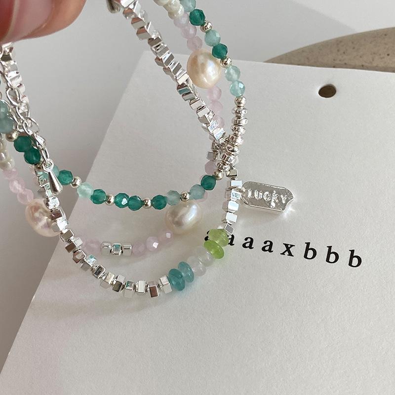 Браслет из пресноводного жемчуга и зеленых кристаллов — дизайн 2022 года для женщин