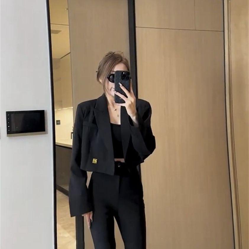 Комплект одежды весна-осень 2025: блейзер и расклешенные брюки для невысоких девушек.