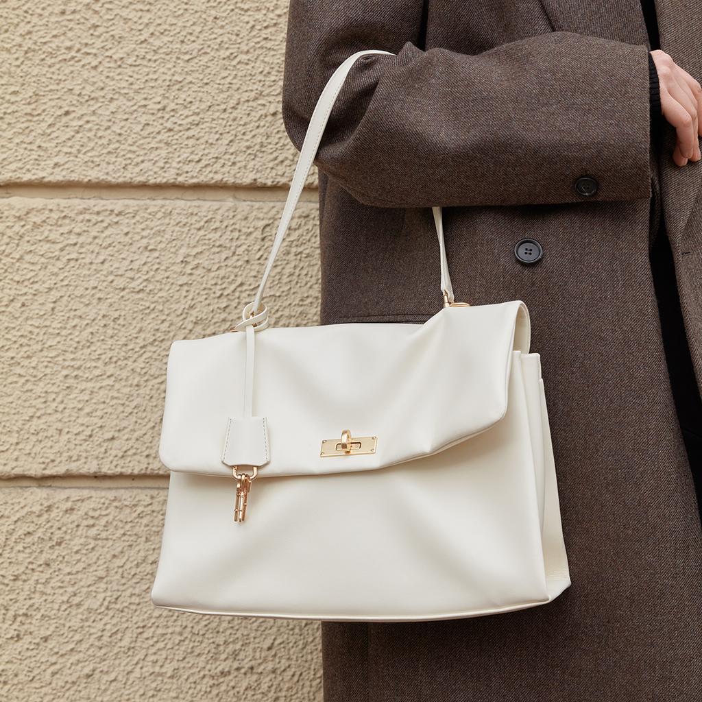 Charles & Keith Сумка-мессенджер Kerry с подвеской Женская сумка на плечо Черный Кремовый Бордовый CK2-20782514