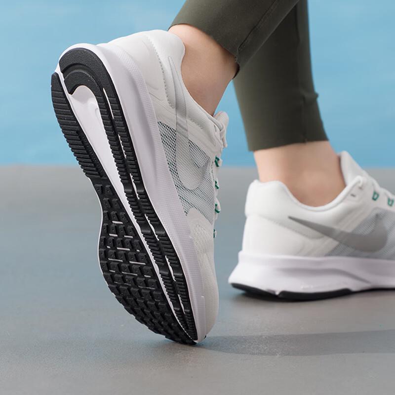 Nike Women's SWIFT '7/24 Running Shoes
