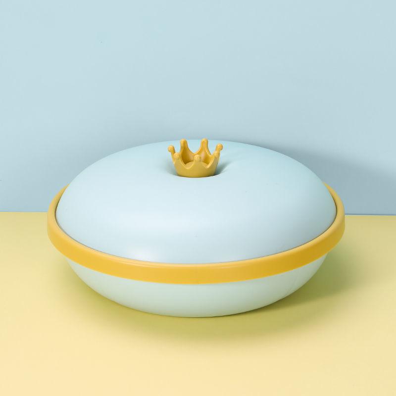 Креативный отсек для хранения с крышкой. Домашняя современная гостиная. Журнальный столик. Поднос для конфет. Закуски. Семена дыни и тарелка с сухофруктами.