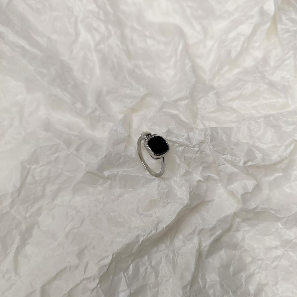 Серебряное кольцо с натуральным ониксом, вес изделия 2,33 гр (60002118)