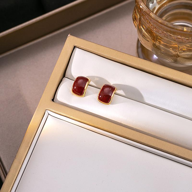 Серьги-пусеты с подвесками в виде капель из жемчуга и красных сердец: Французские ретро винтажные каффы для осени и зимы.