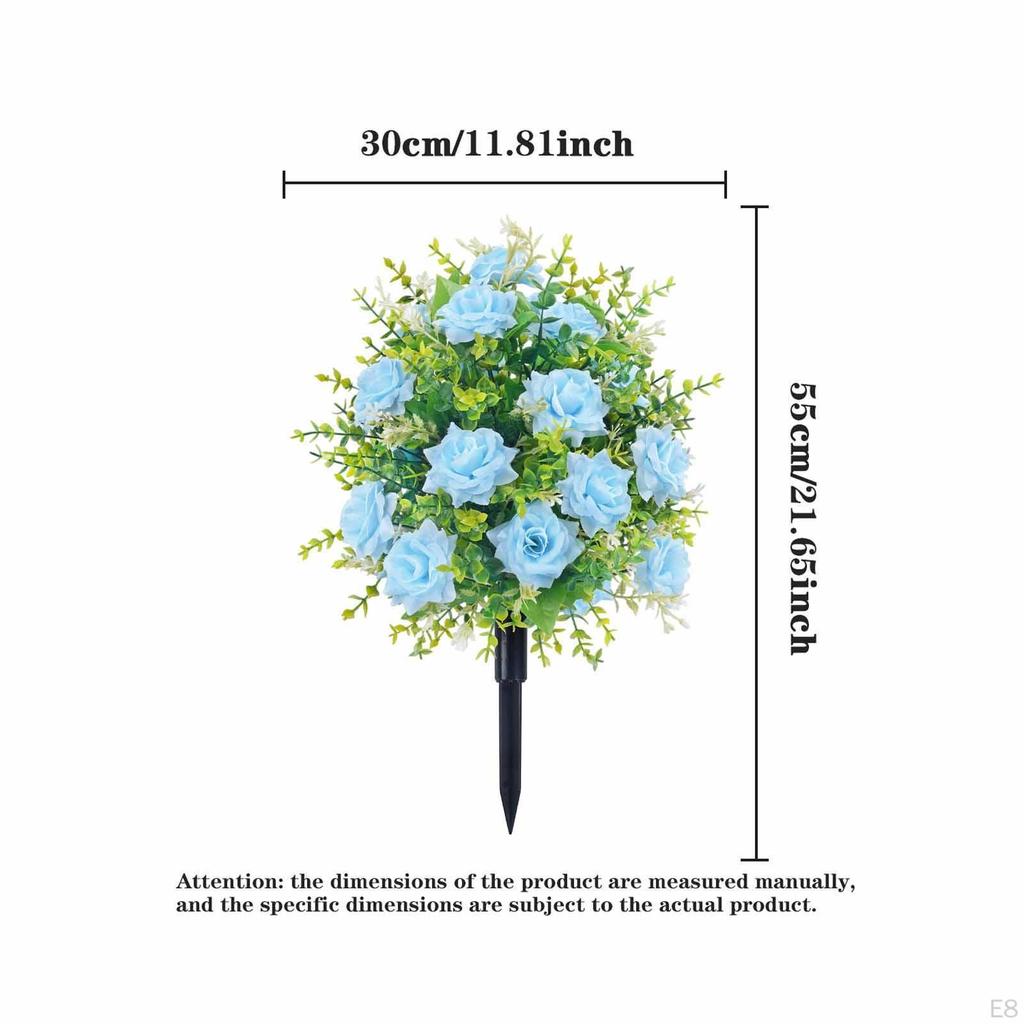 Искусственный памятный цветок с растением на ложном колышке за столом