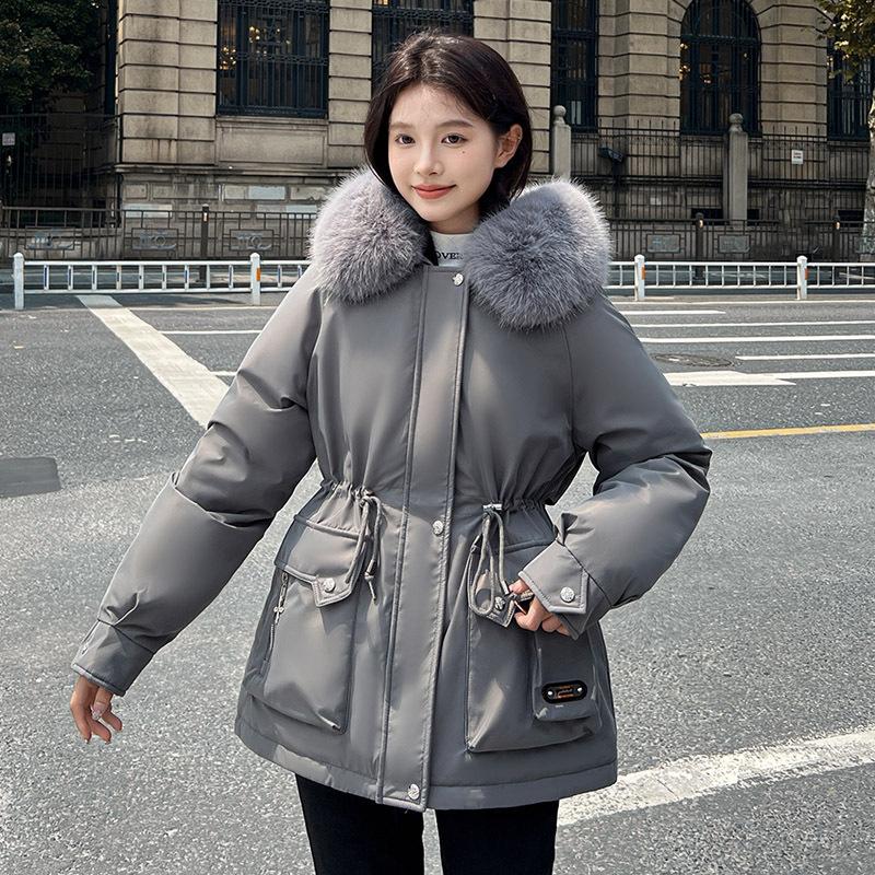 Школьный пуховик короткого фасона. Зимний пуховик из хлопка с кашемиром свободного кроя и толстым меховым воротником.