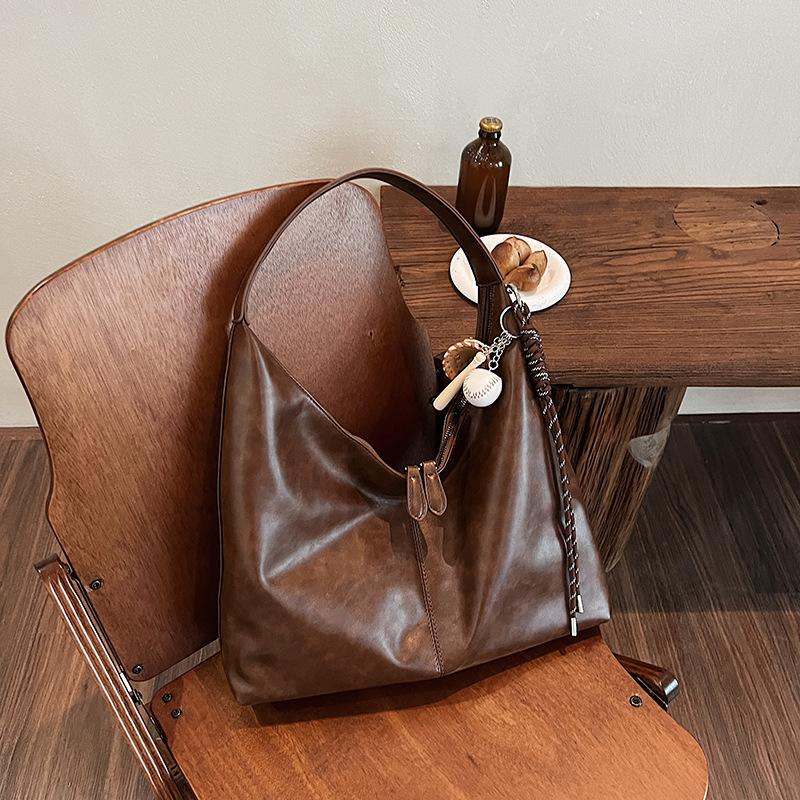 Вместительная сумка подмышку женская 2025 новая осенне-зимняя сумка через плечо ретро-сумка премиальная сумка-тоут для通勤