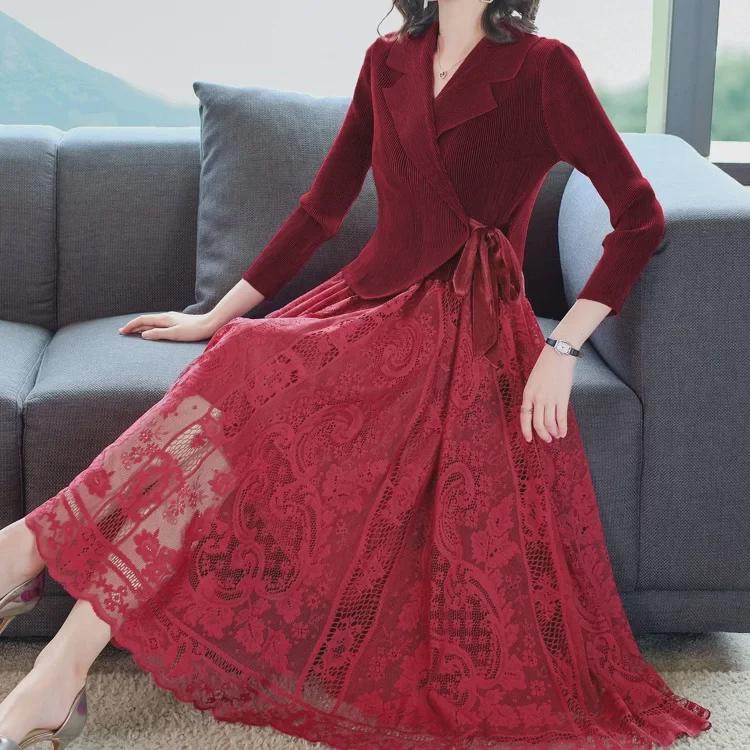 Платье средней длины из плиссированного бархата с приталенным воротником и плиссировкой - коллекция осень 2025 г.