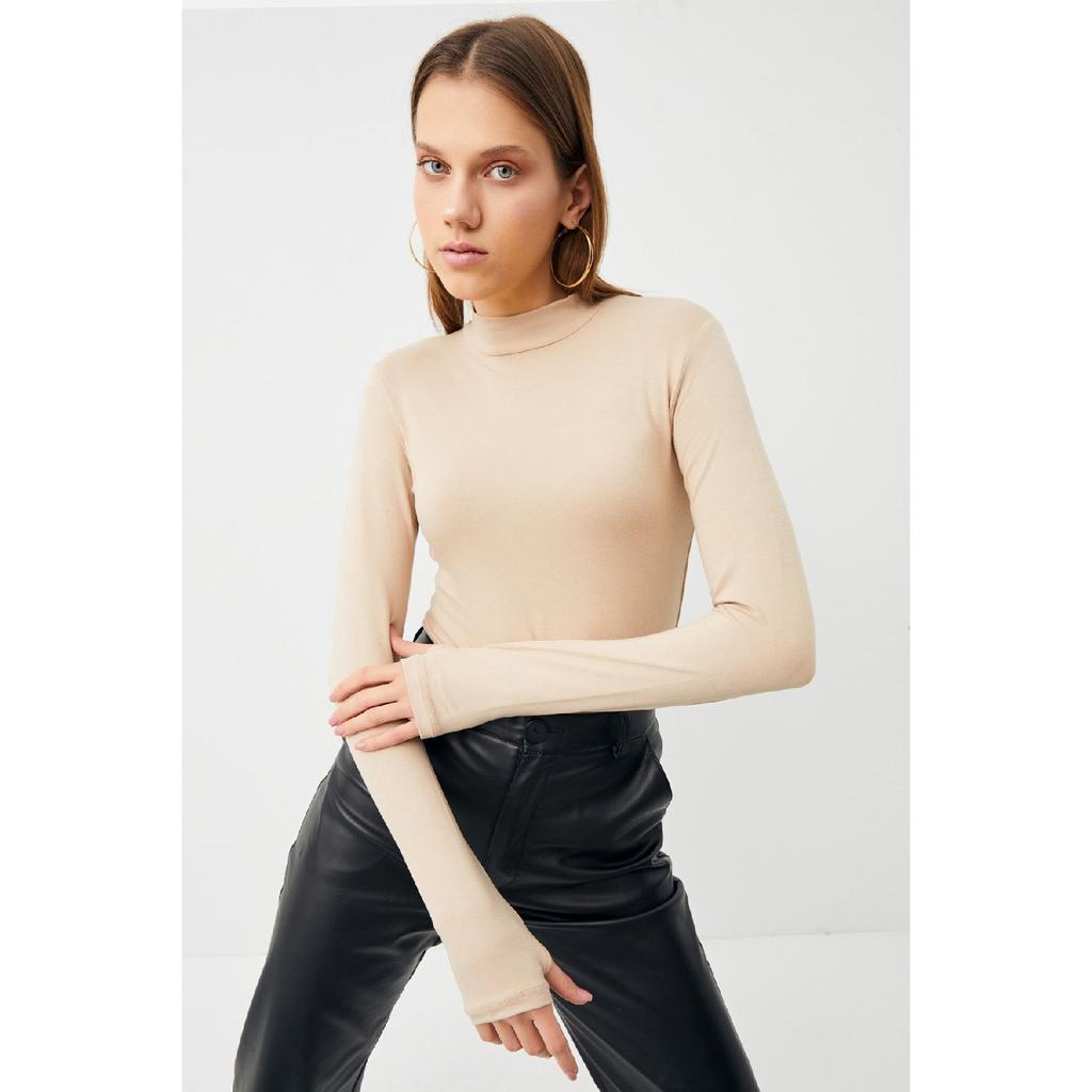 Женское черное боди с деталями на пальцах