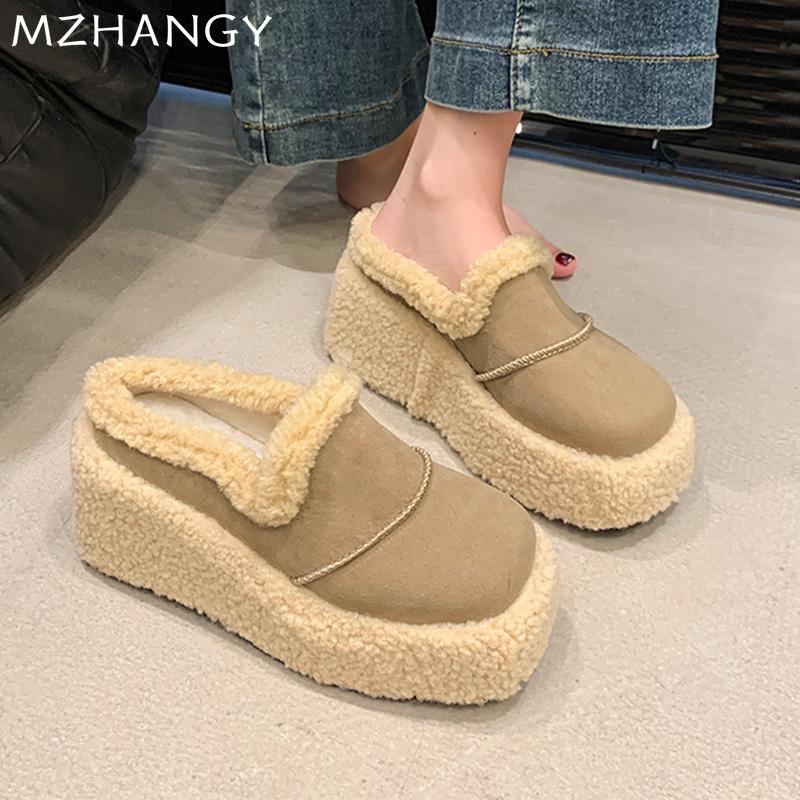 Модные женские меховые хлопковые тапочки на платформе с танкеткой, повседневные мюли, туфли с открытой пяткой, женские зимние трендовые шлепанцы 2025 года, женские зимние сапоги