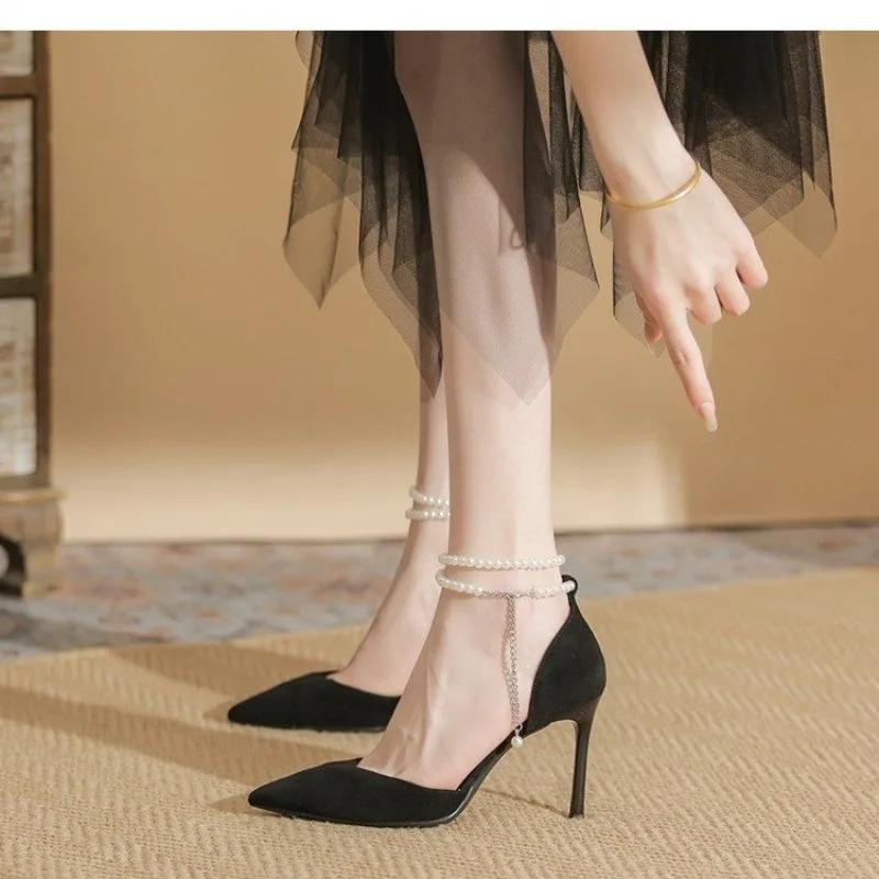 Модные черные туфли на высоком каблуке 2024 года, новые туфли-лодочки на шпильках с острым носком и жемчужными браслетами на щиколотку, высококачественная обувь, модная удобная женская обувь