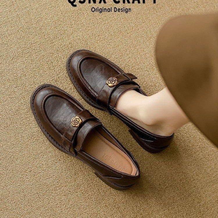 Женские лоферы из кожи с камелией на одной педали, новинка осени 2025 года, ретро маленькие кожаные туфли в британском стиле, универсальные одинарные туфли