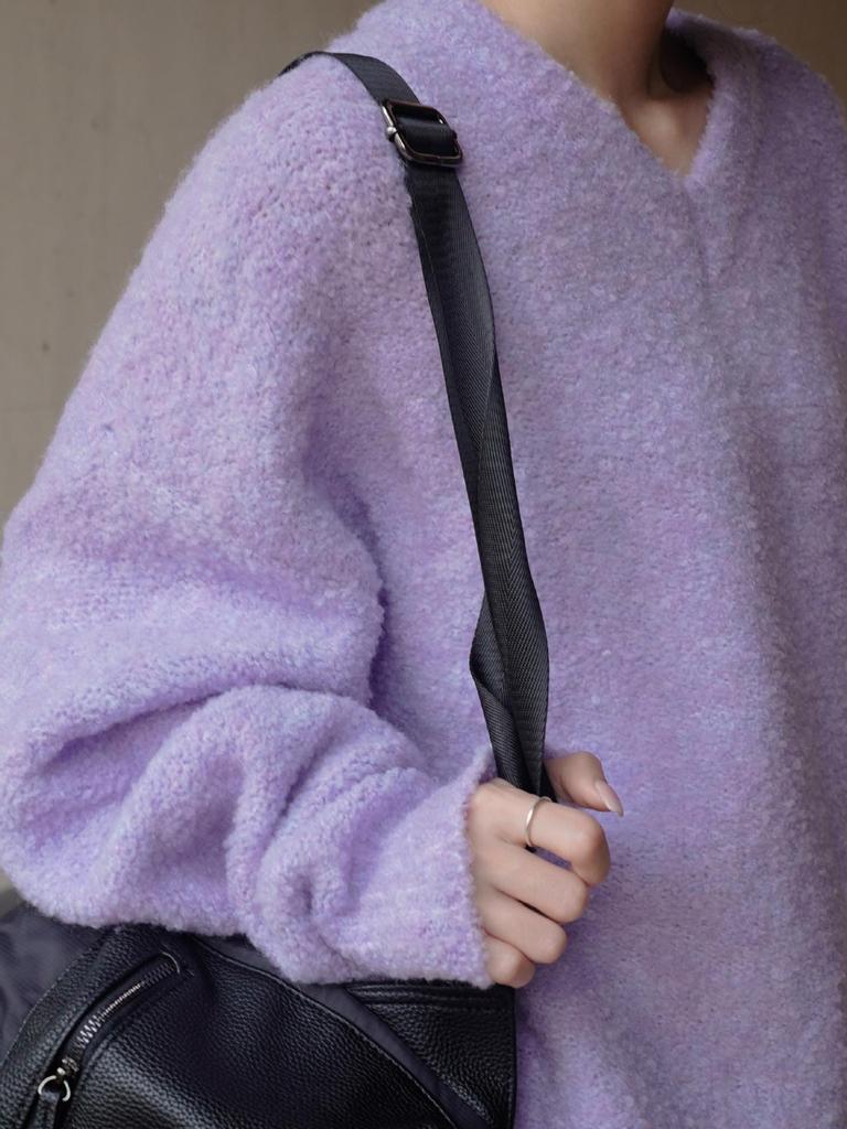 Louvre Уютный коричневый свитер с V-образным вырезом: Мягкий, свободный силуэт, идеально подходит для зимы