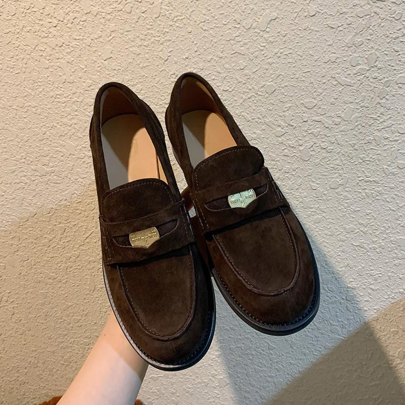 Женские лоферы с золотой монетой, отполированные вручную, британские маленькие кожаные туфли с дизайнерским чувством, нишевые, ретро, на толстом каблуке, из лакированной кожи, с круглым носком, одинарные туфли