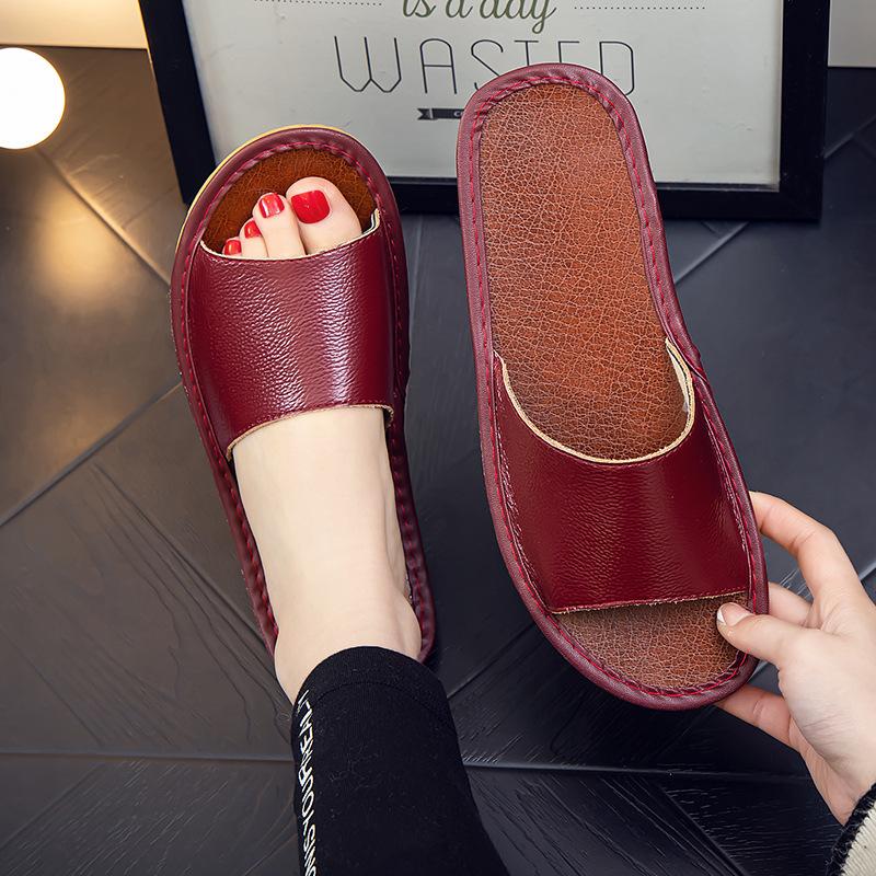 Бытовые кожаные тапочки. Летние водонепроницаемые домашние тапочки, которые можно носить в ванных комнатах для мужчин и женщин.. Тапочки для пар не скользят