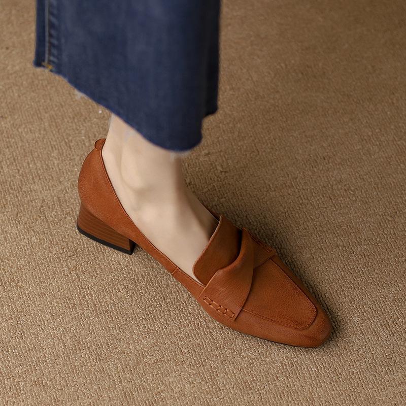 2025 новые коричневые французские одинарные туфли женские с острым носом толстый каблук средний каблук маленькие кожаные туфли для работы темперамент низкий каблук женские туфли