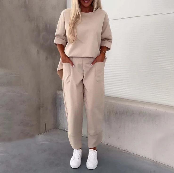 Женский осенний повседневный комплект из двух предметов 2024: Однотонный топ с круглым вырезом и укороченные брюки.