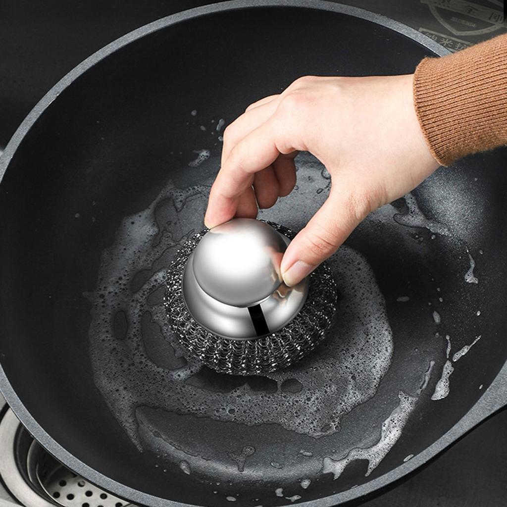 Прочная стальная мочалка с ручкой для эффективной очистки кухни от стойких загрязнений на различных поверхностях.