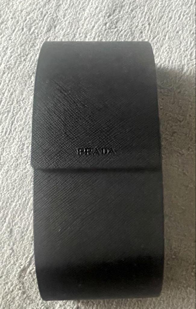 [Б/У] Оригинальные солнцезащитные очки с логотипом Prada (архив) носят Ники