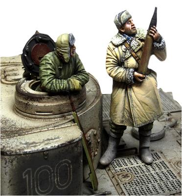 Evolution Miniatures Армия Второй мировой войны Советский красноармеец смотрит на корпус танка «Тигр» 1943 года, набор из смолы 1/35, русский/советский, 8,8 см, 2 детали