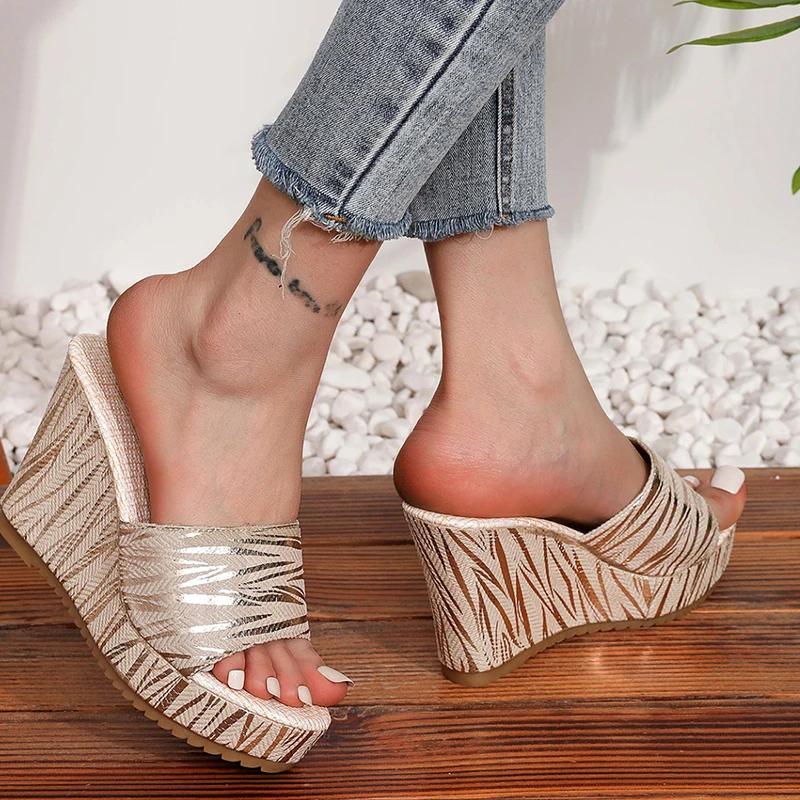 Мода Мода Полосатый принт Толстая подошва Тапочки Женские Новые Клиновидные Массивные Босоножки на Платформе Женские Летние Повседневные Шлепанцы на Высоком Каблуке Женские
