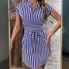 Женское летнее мини-платье с v-образным вырезом, без рукавов, на талии, с узкими завязками, короткое платье с принтом в вертикальную полоску, офисное платье для отпуска