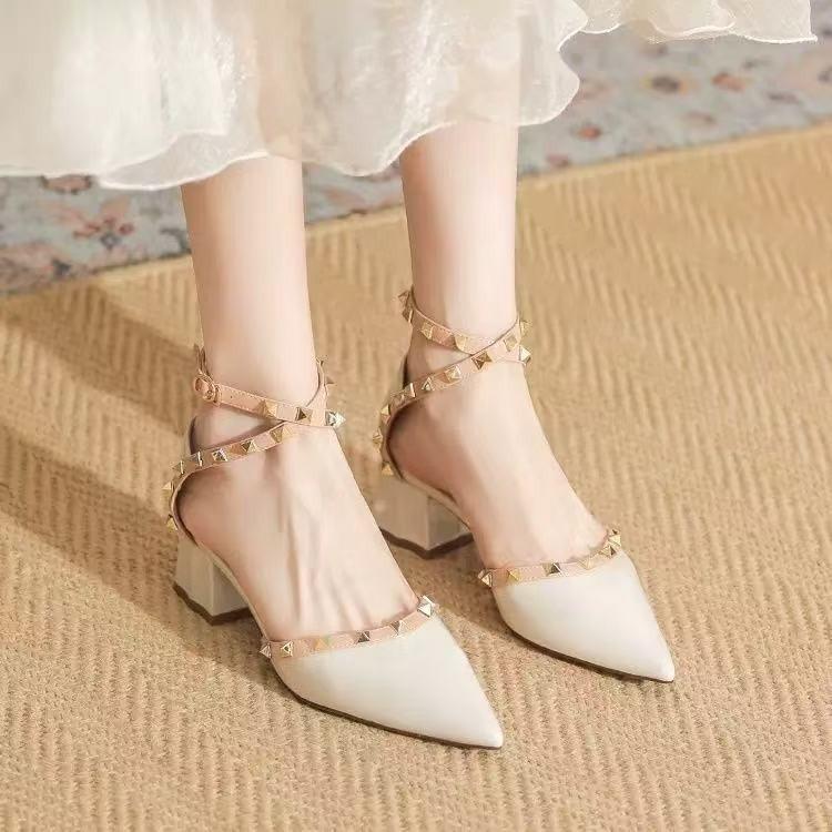 Туфли на высоком каблуке женские весна-лето 2025 года, новые сандалии с заклепками и тонким каблуком, одно слово, из мягкой кожи, французские сандалии с острым носком