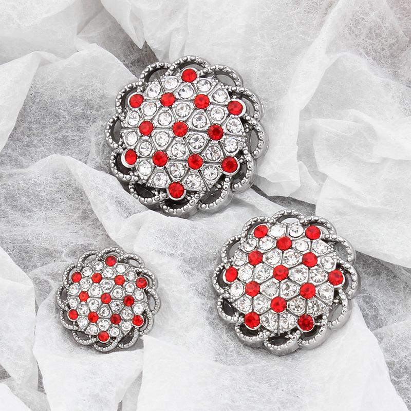 Изысканный кардиган-свитер с металлическими пуговицами и стразами