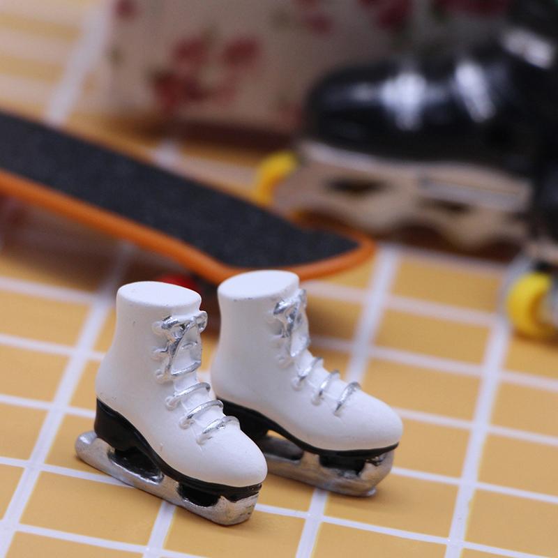 1Pairs Dollhouse Mini Simulation Skating Shoes Prop Model For Kid Doll Roller Skates Decorative Gift Kids Toy Doll Accessories