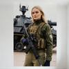 Сексуальная блондинка в военном наряде с автоматом, фон с танком, металлическая жестяная табличка, винтажный декор стены для бара, паба, дома, кафе 8x1
