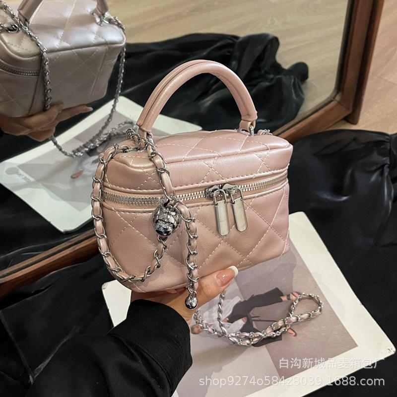 Fashionable and Simple Hand-held Small Bag Women's 2025 New Explosive One-shoulder Crossbody Bag Diamond Check Chain Small Square Bag