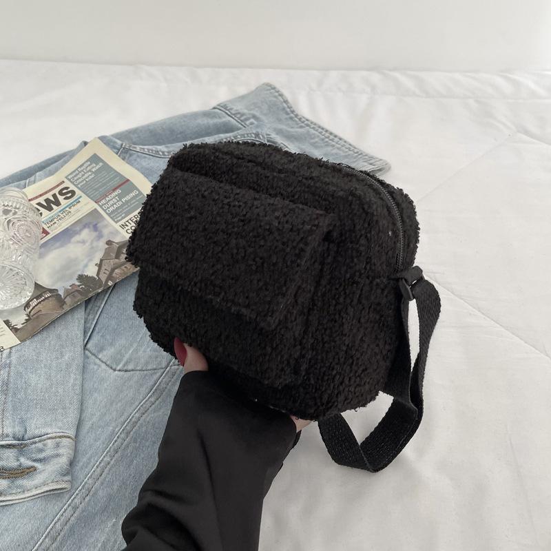 Сумка кроссбоди из овечьей шерсти в корейском стиле - Трендовая однотонная маленькая квадратная сумка на плечо Осень/Зима 2025