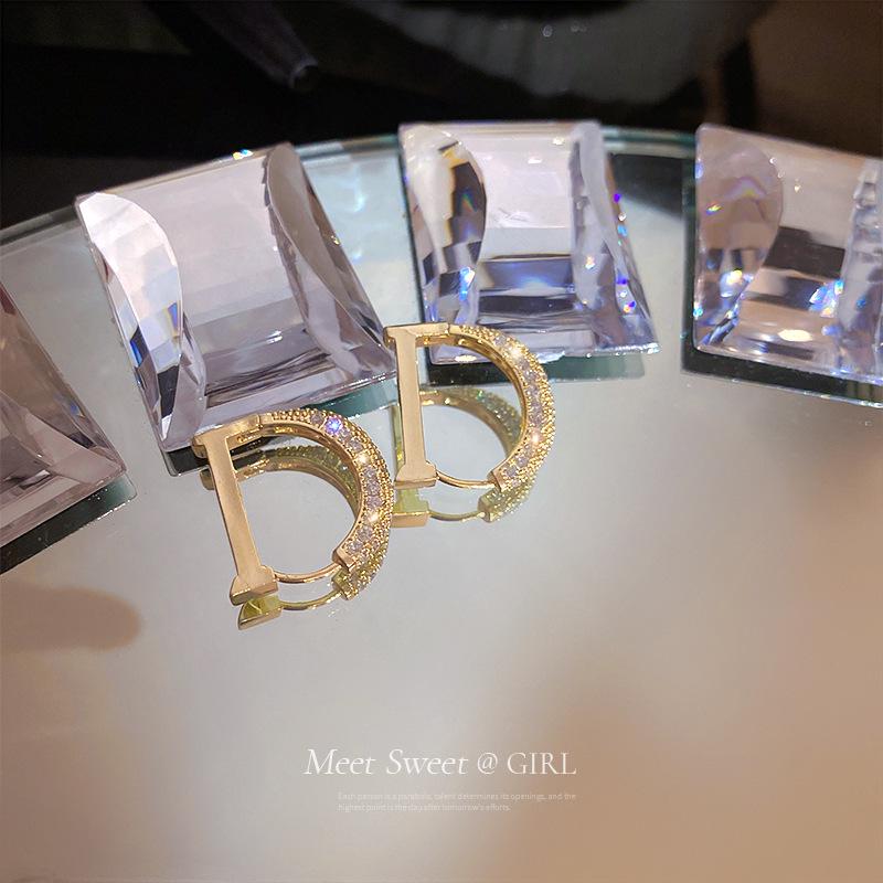 Циркониевые золотые серьги-каффы с буквой D: Женские серьги-пусеты класса люкс с универсальным нишевым дизайном.