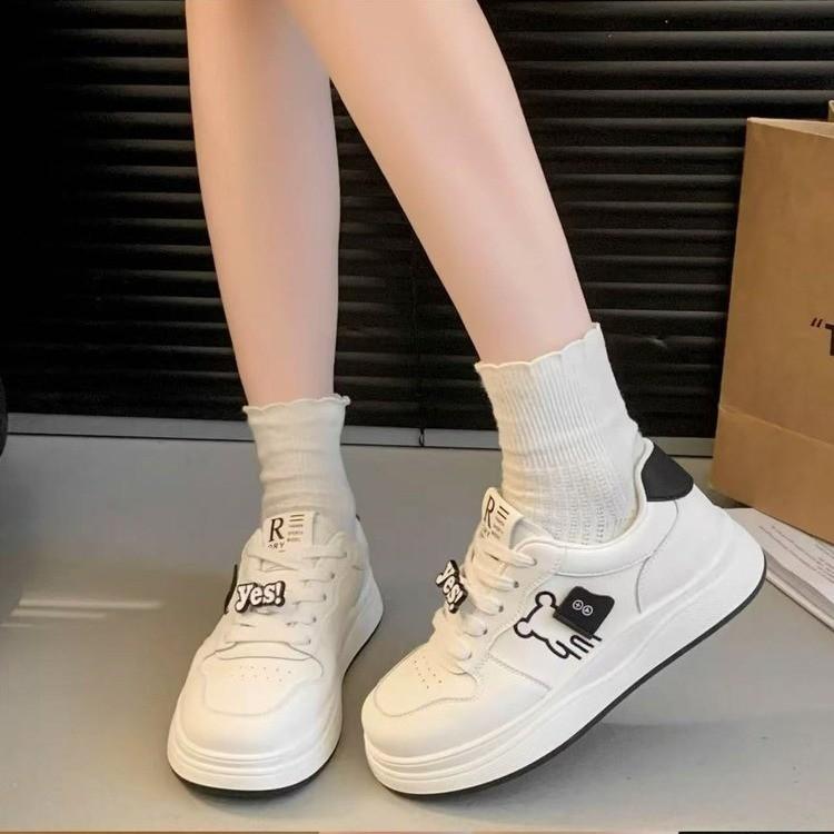 Корейская версия маленьких белых туфель на толстой подошве, увеличивающая рост, легкая мягкая подошва, новая весна и осень 2025, маленькая универсальная повседневная спортивная обувь