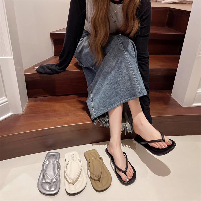 Серебристые шлепанцы для женской летней одежды 2025 новые ins трендовые универсальные мягкая подошва плоская подошва нескользящие пляжные сандалии