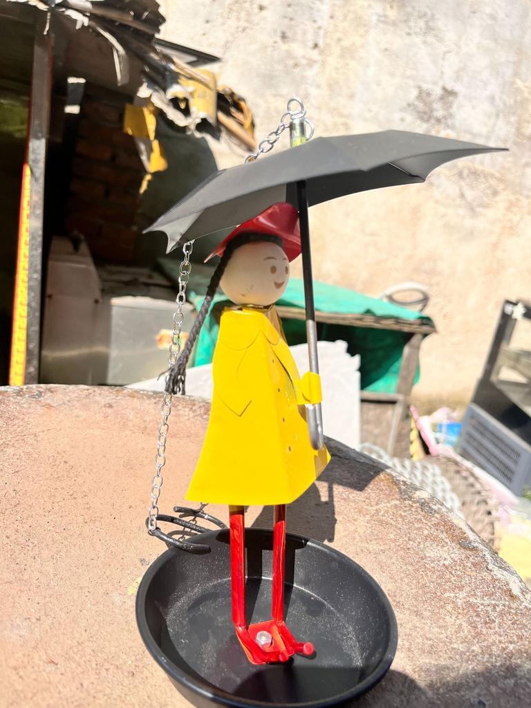 2025 New Umbrella Yellow Little Girl Bird Feeder Metal Outdoor Hanging Feeder Iron Handicraft Hummingbird Feeder