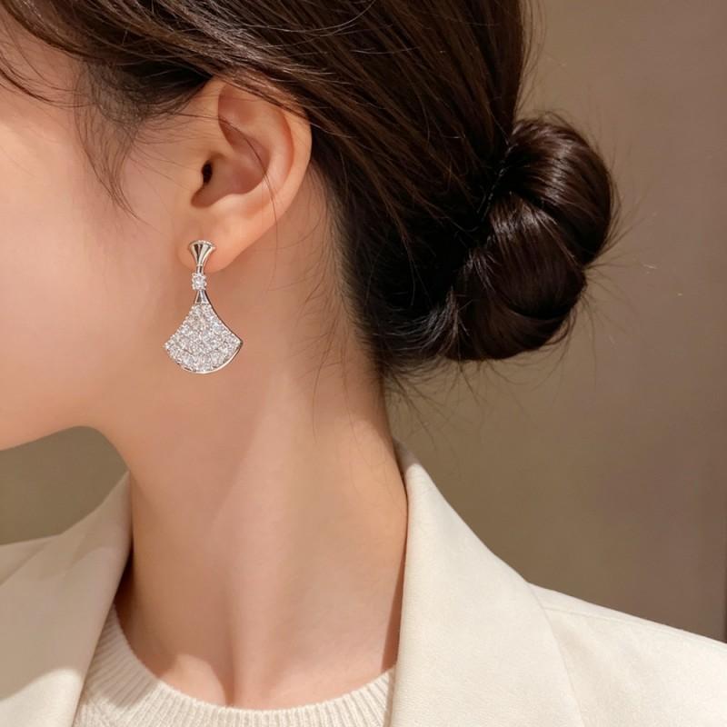 Elegant Fan-Shaped Crystal Stud Earrings Women Luxury French Chic Style Sparkling Full Rhinestone Design Delicate Dressy